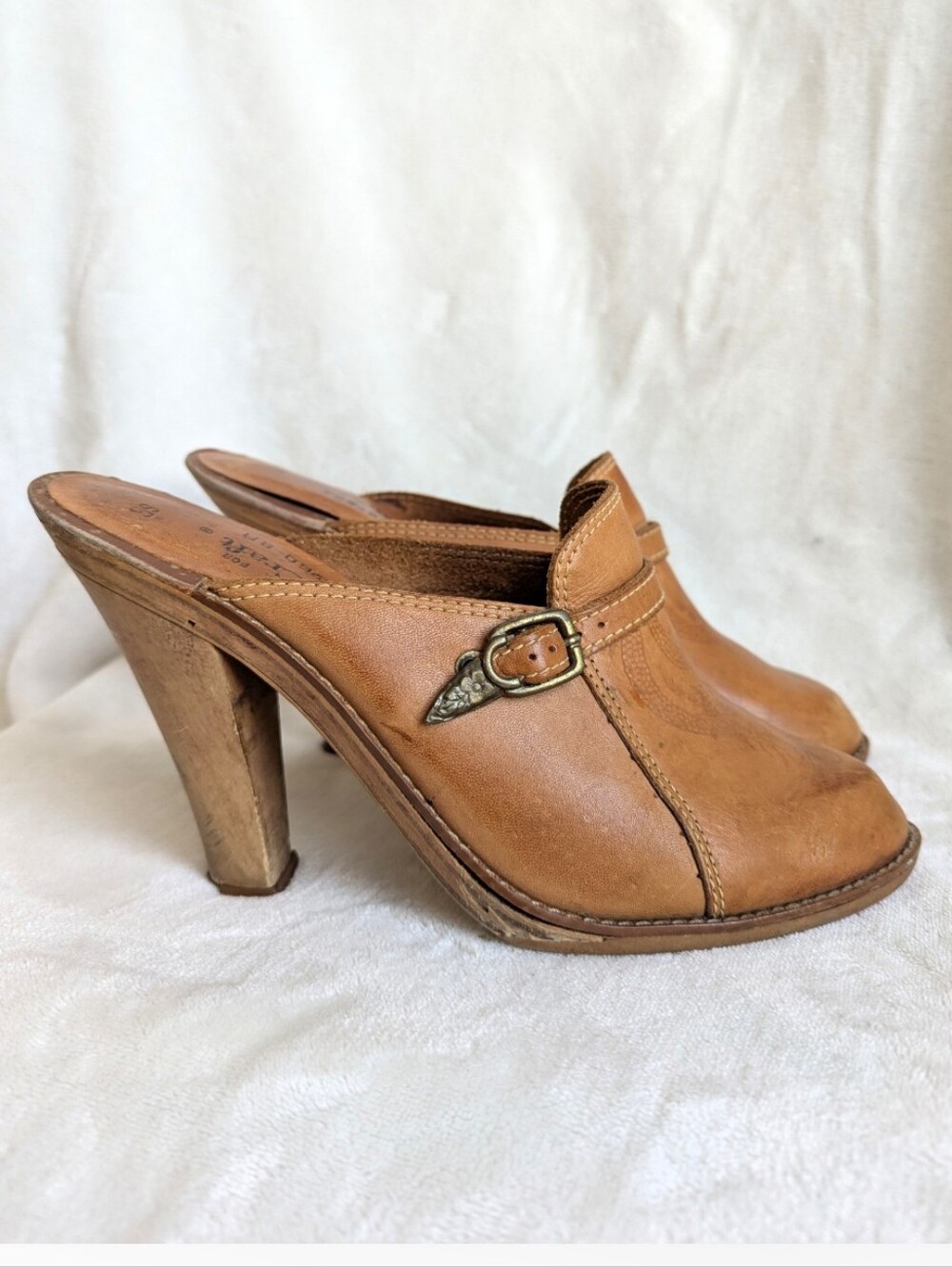 70s vintage Tan Leather Tooled Mules With Buckle Detail Wooden Block Heel 9